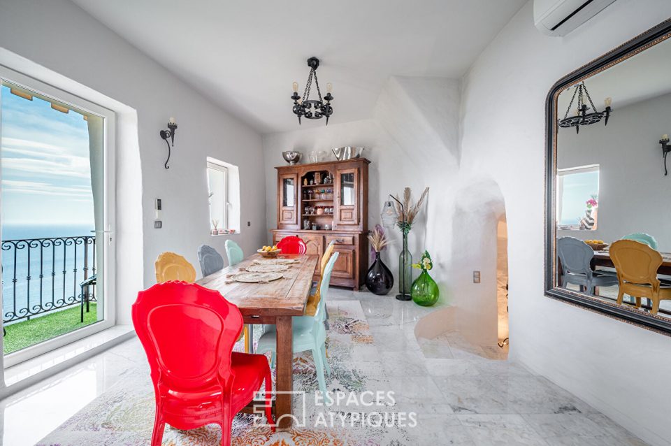 salle à manger avec vue sur la mer dans un lieu troglodyte 