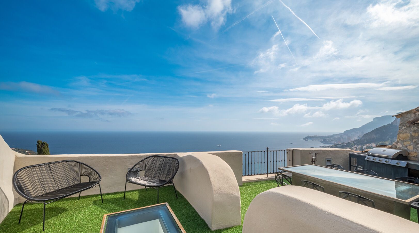 Vue exceptionnelle sur la mer et maison à l’allure troglodyte : le duo gagnant de cette demeure vendue à Roquebrune-Cap-Martin
