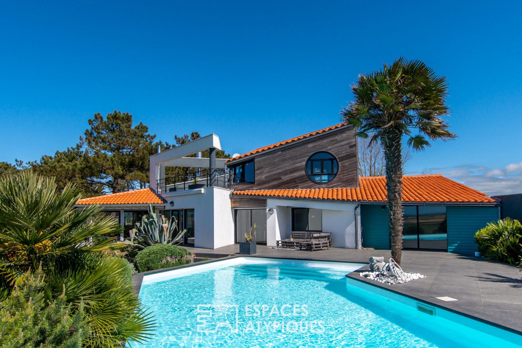 Contemporary villa with exceptional sea view