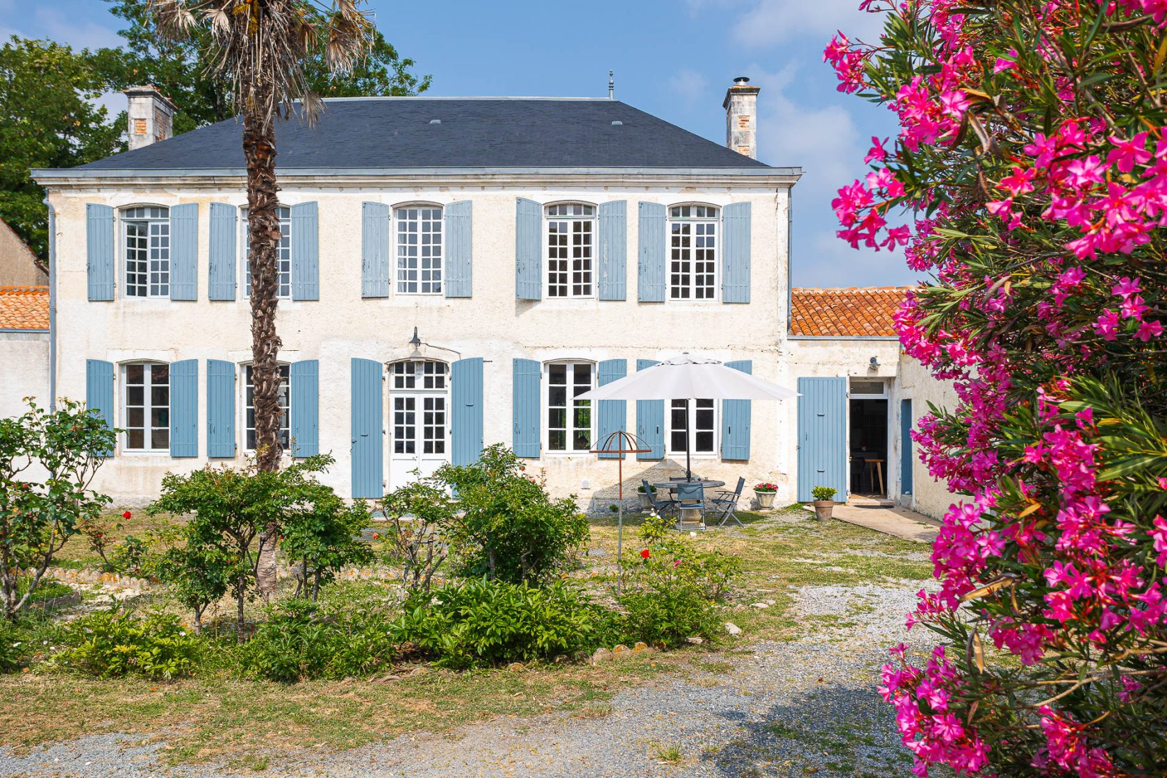 Maison de maître et son gîte en centre-ville