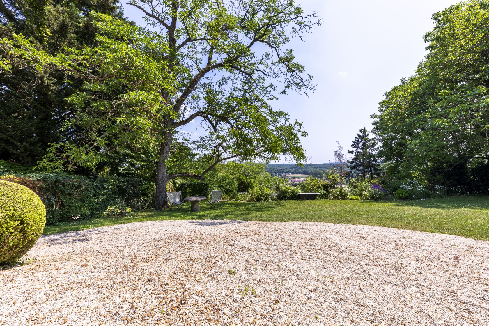 La maison de l ‘Artiste – Villa début XXeme avec vue et vaste jardin champêtre.