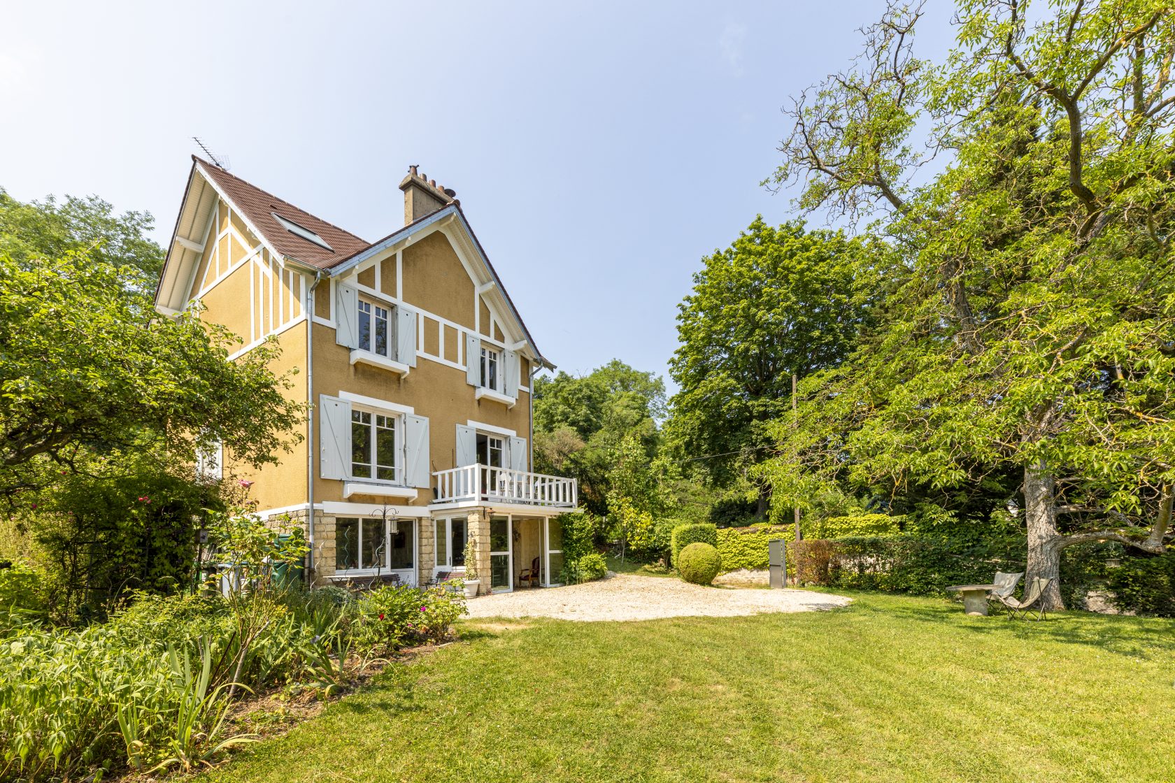 La maison de l ‘Artiste – Villa début XXeme avec vue et vaste jardin champêtre.