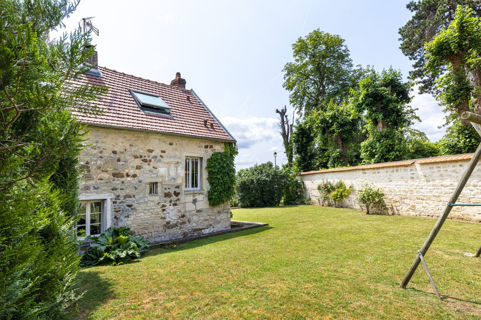 Propriété de charme au milieu de son jardin arboré