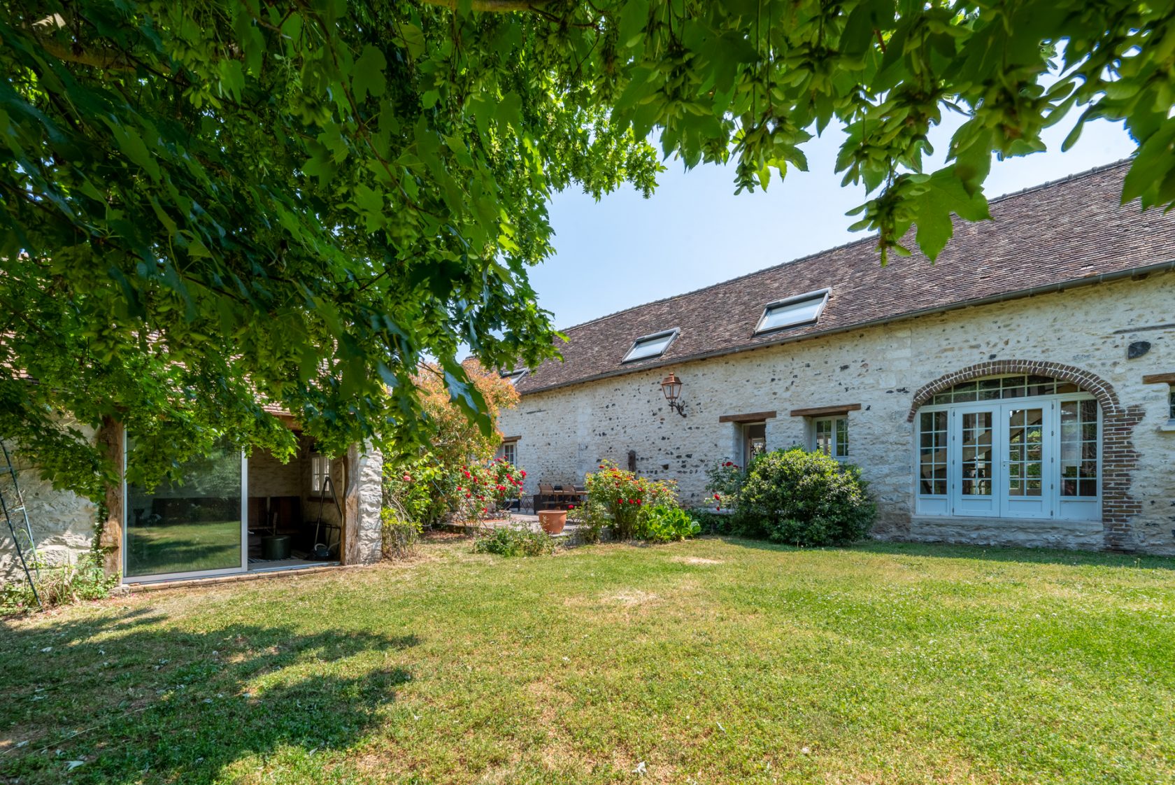 Magnificent stone house on the banks of the Seine