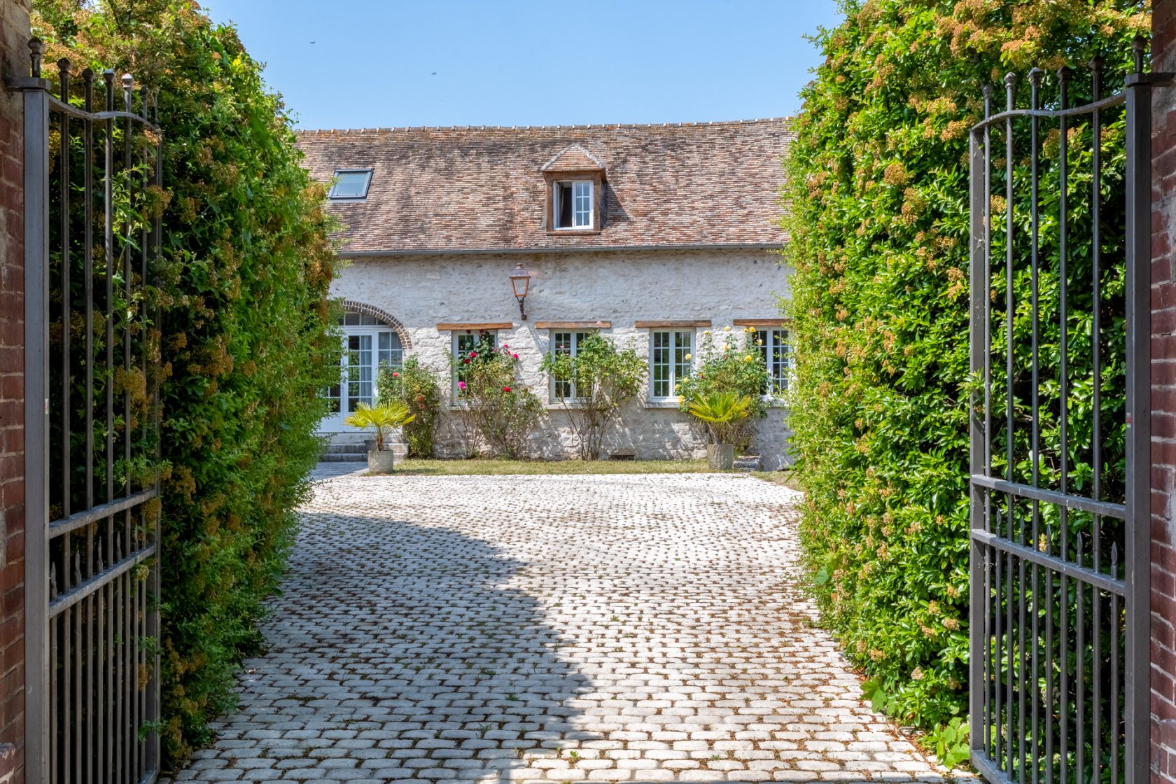 Magnificent stone house on the banks of the Seine