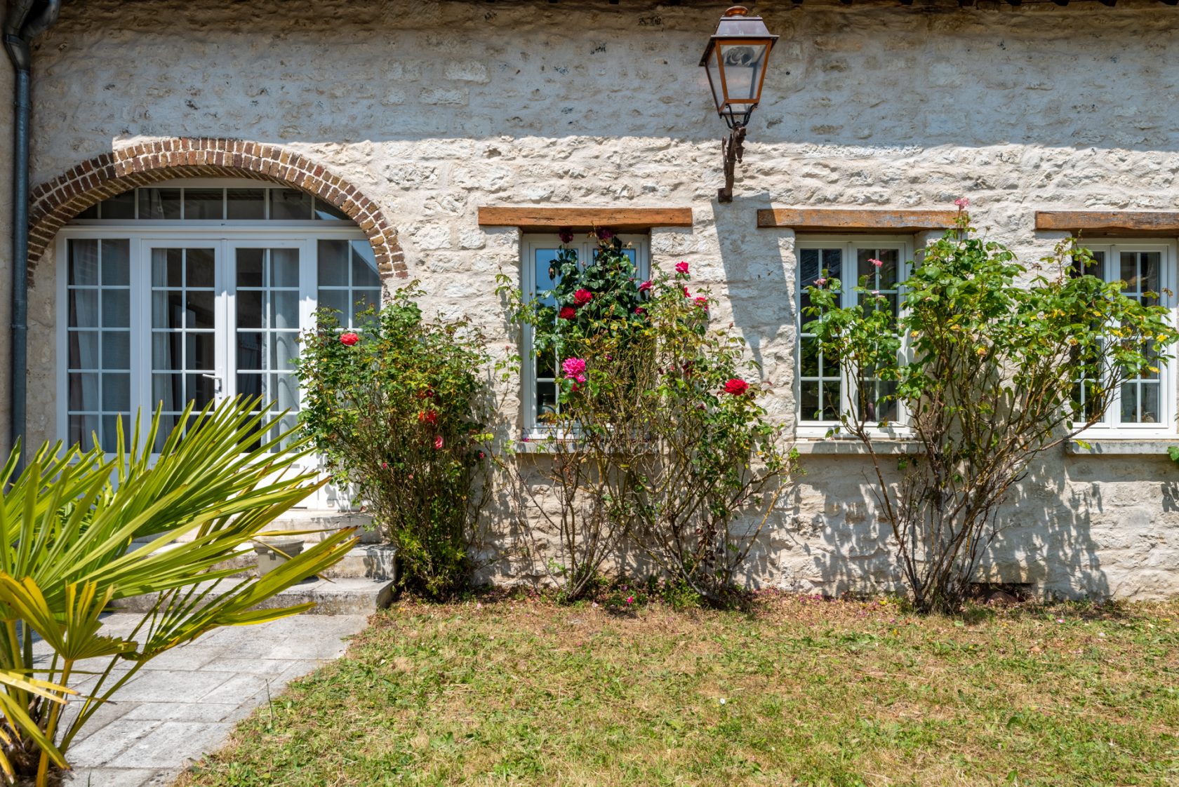 Magnificent stone house on the banks of the Seine