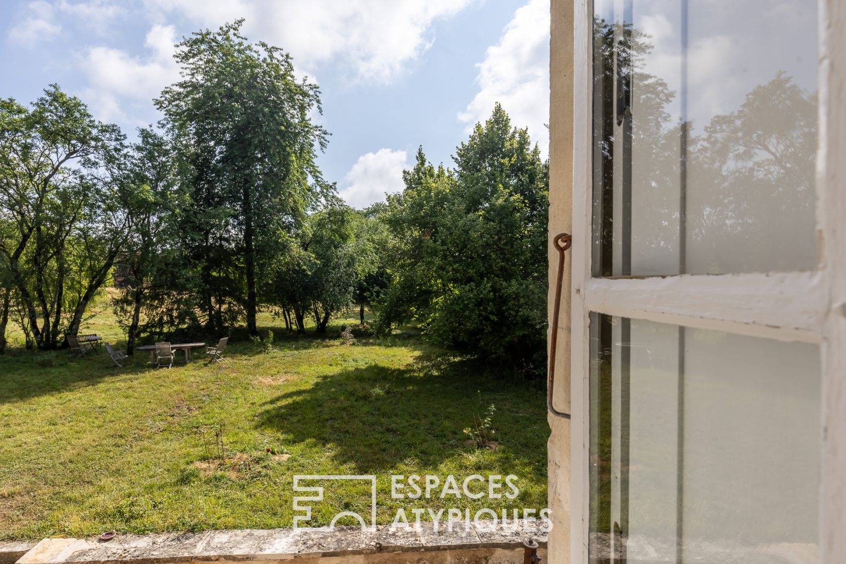 Belle propriété en pierre du XVIIe dans son parc de 8000m²