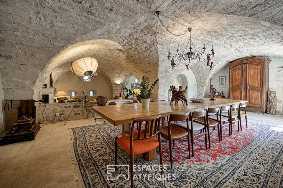 salle à manger en pierre d'une ancienne bergerie au cœur du Luberon