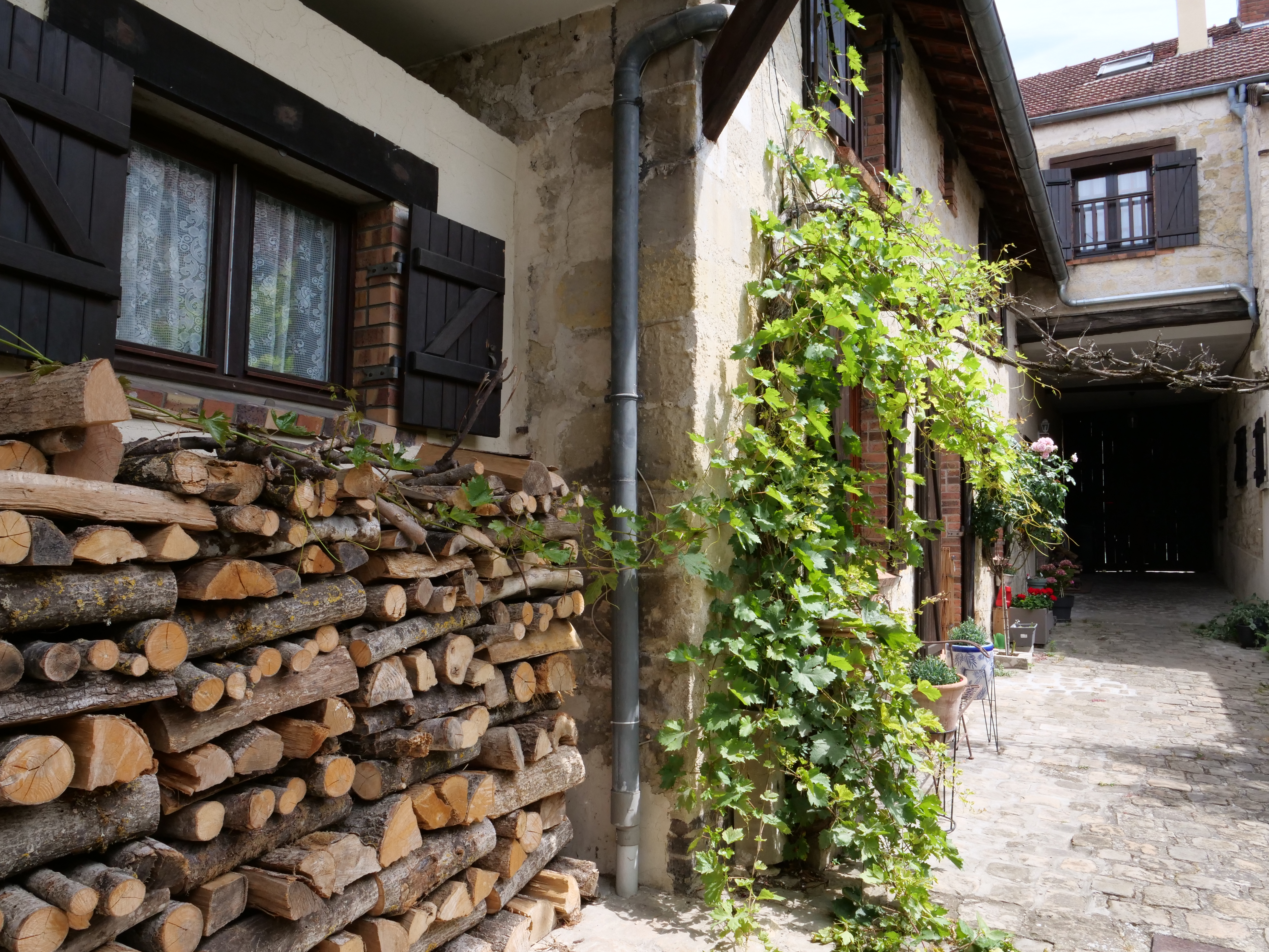 Charm of yesteryear, comfort of today… Sumptuous farmhouse located in the heart of the village of Eragny sur Oise