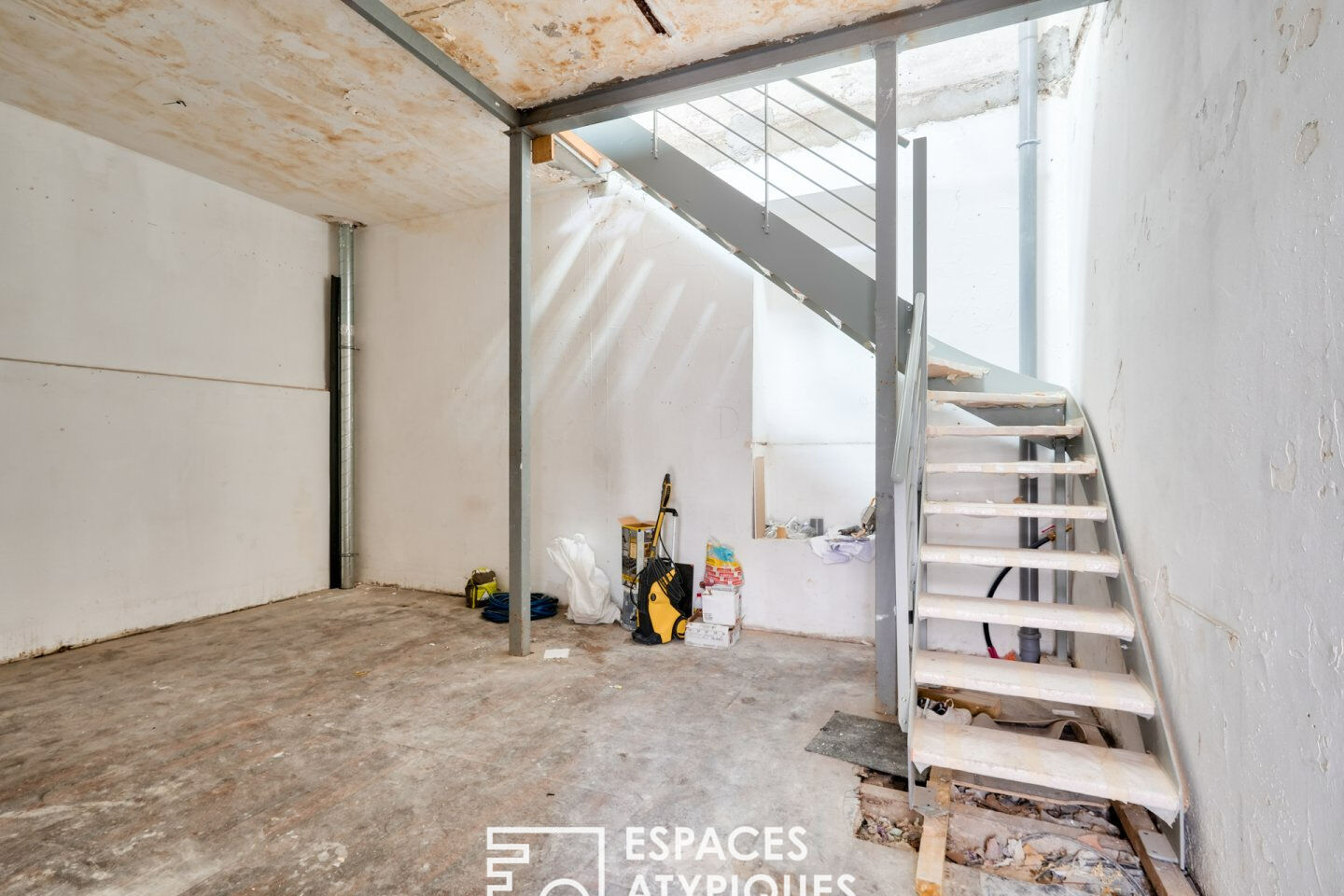 Loft en duplex sur cour à aménager