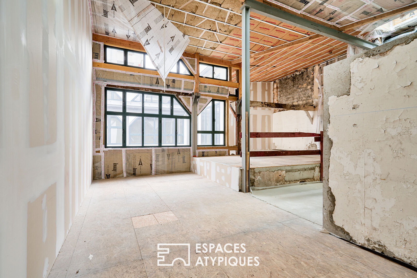 Loft en duplex sur cour à aménager