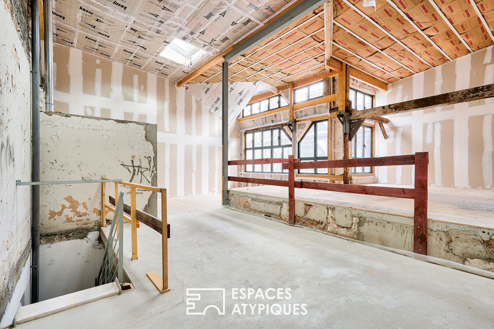 Loft en duplex sur cour à aménager