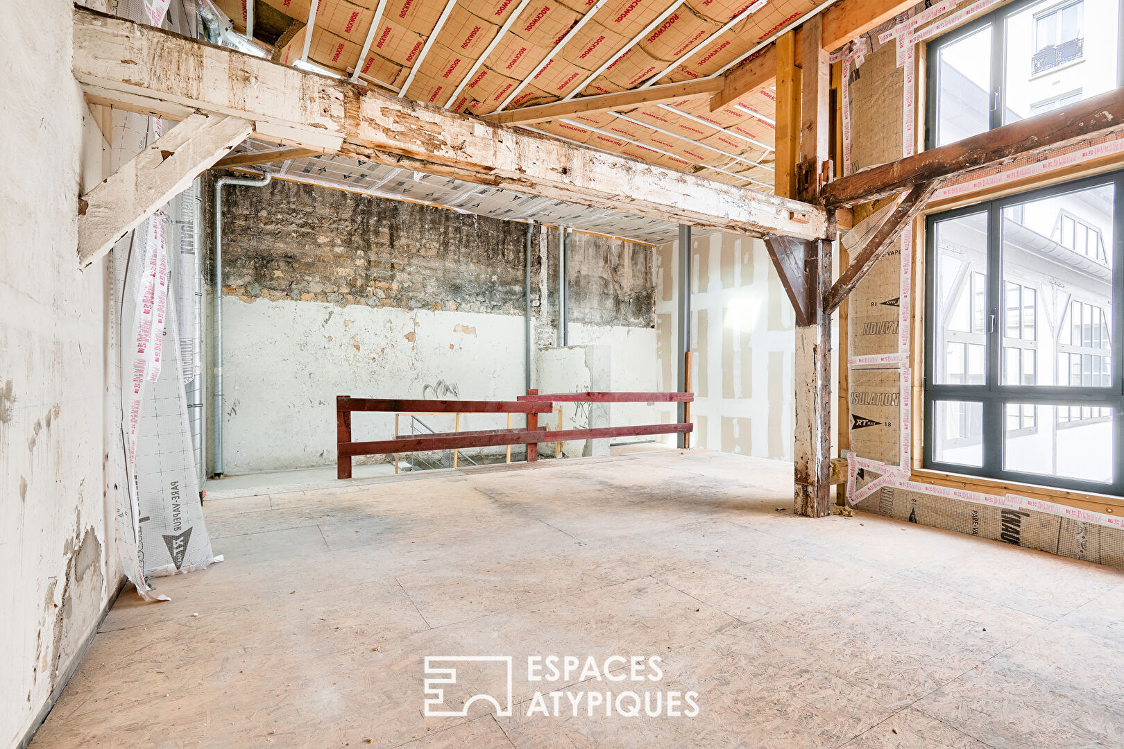 Loft en duplex sur cour à aménager