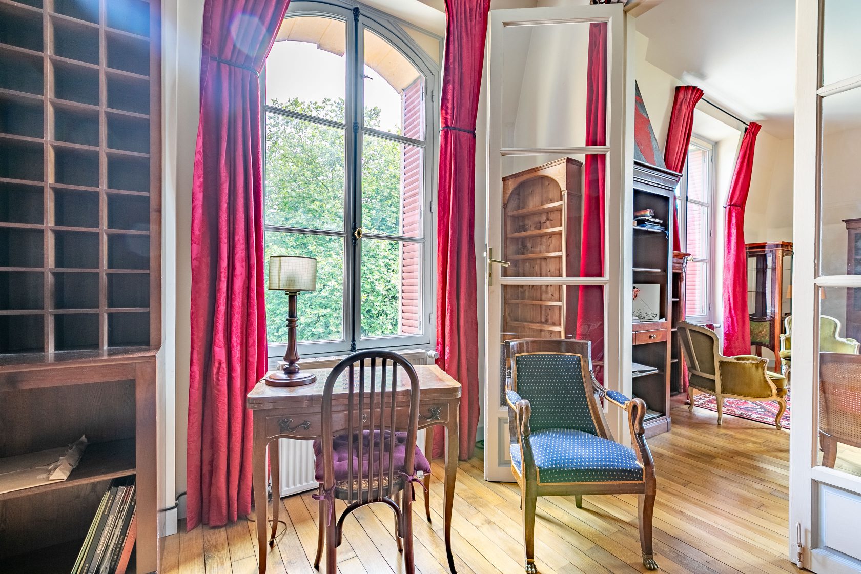The elegant – Very beautiful Haussmannian apartment in the heart of the Château de Villette