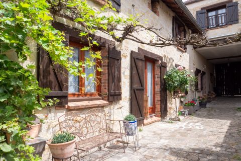 Charm of yesteryear, comfort of today… Sumptuous farmhouse located in the heart of the village of Eragny sur Oise