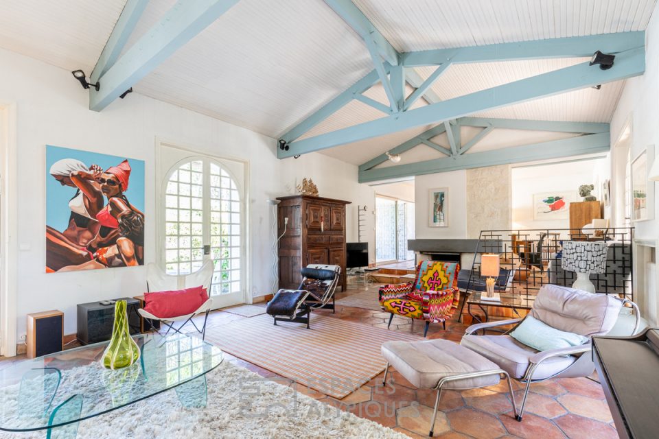 Salon avec belle hauteur sous plafond et poutres d'une villa vintage au cœur de la forêt et en bord de mer à La Palmyre