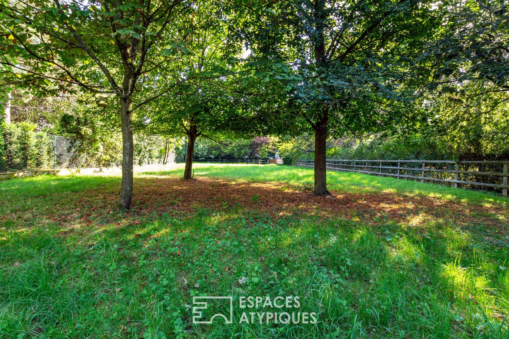 Terrain plat et arboré face au Château de La Léonardsau