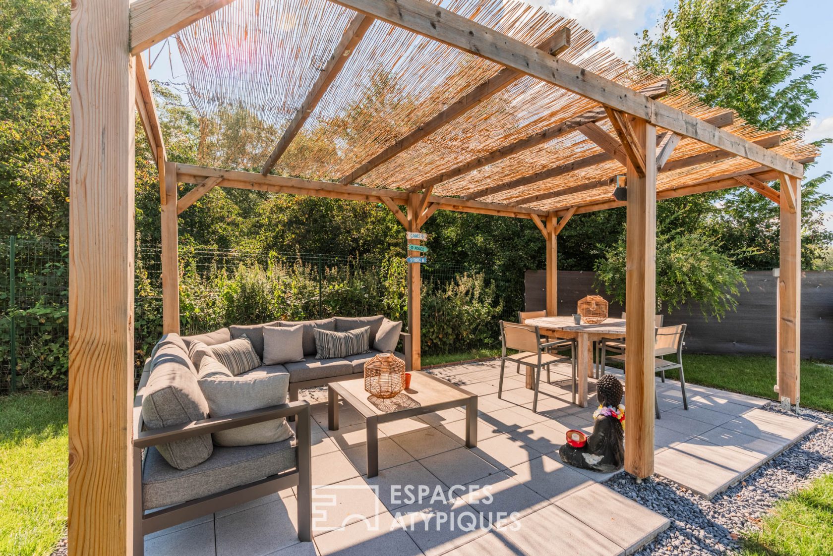 Maison contemporaine avec piscine et jardin