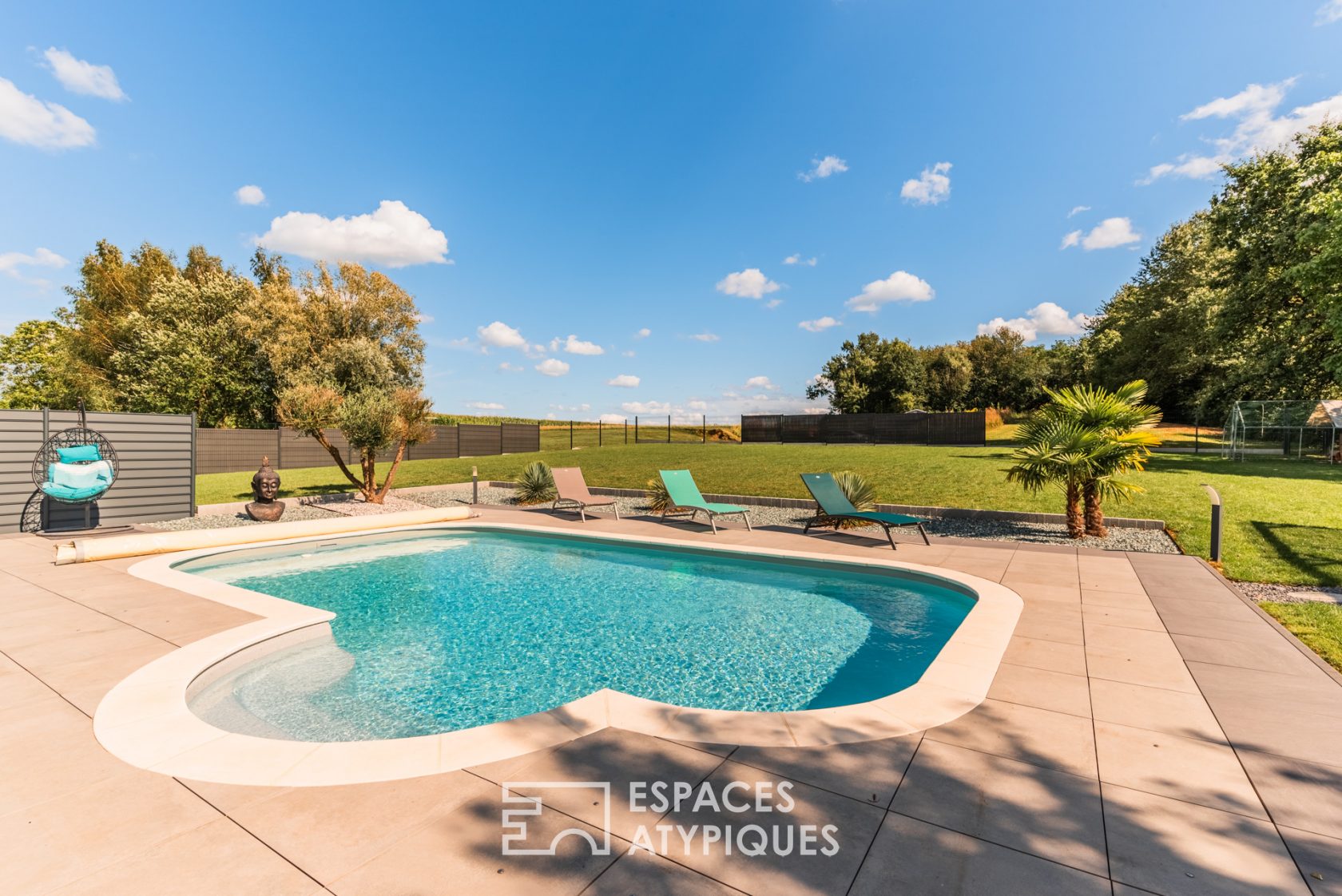 Maison contemporaine avec piscine et jardin