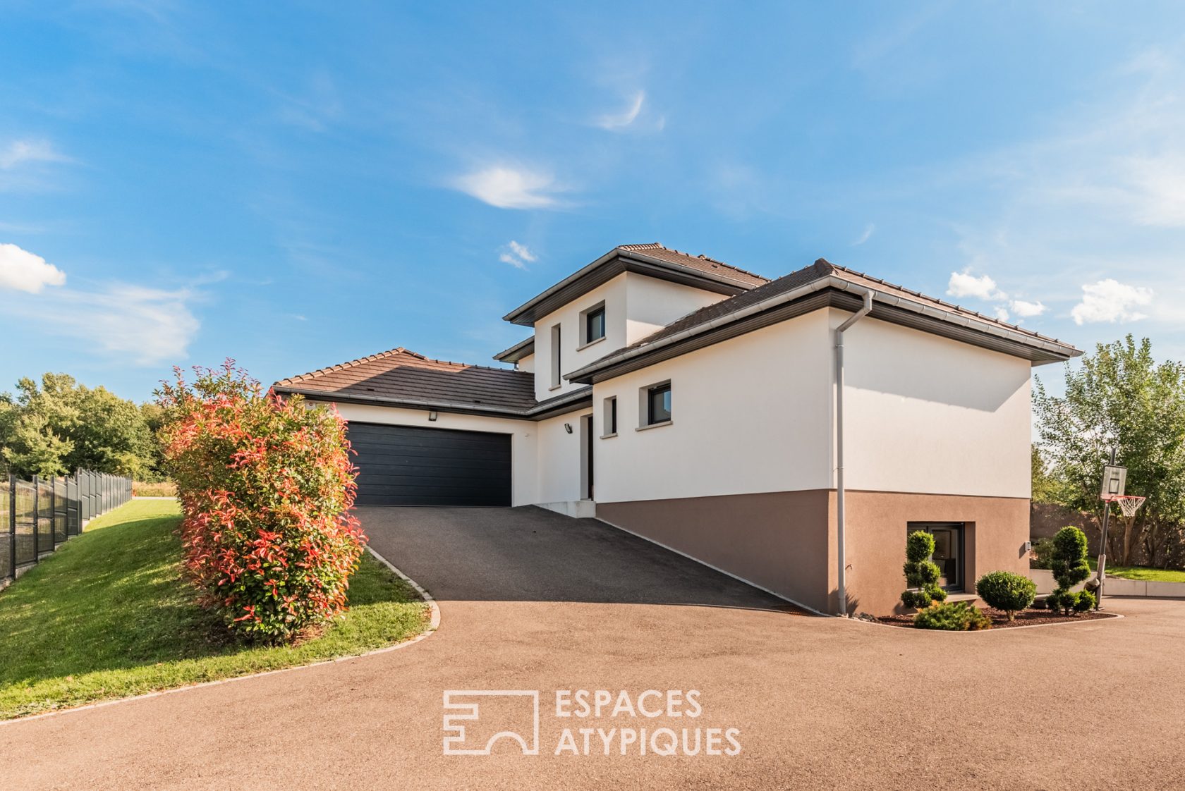 Maison contemporaine avec piscine et jardin