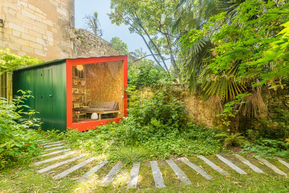 Cabanon design au fond d'un jardin