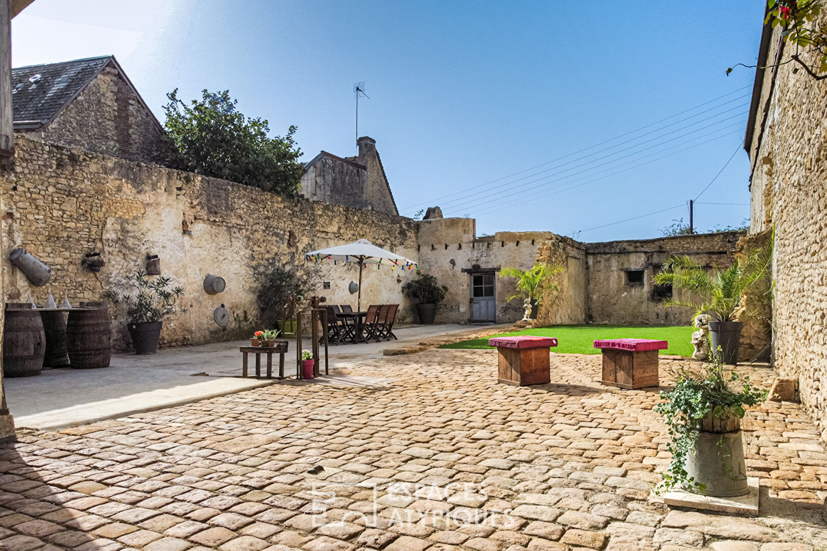 Exceptionnelle maison de négoce de vins en plein coeur de ville
