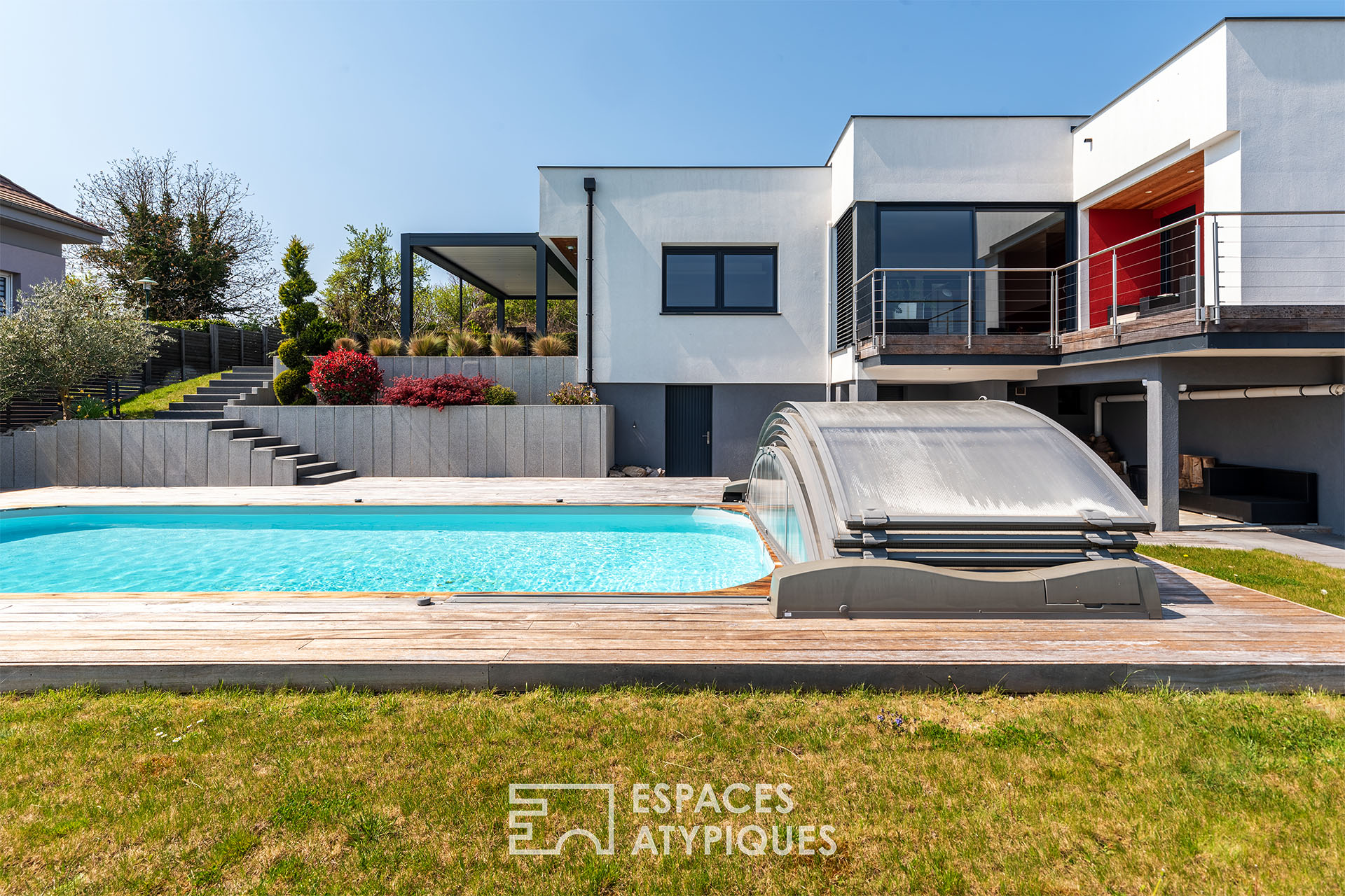 Villa contemporaine avec piscine et vue dégagée