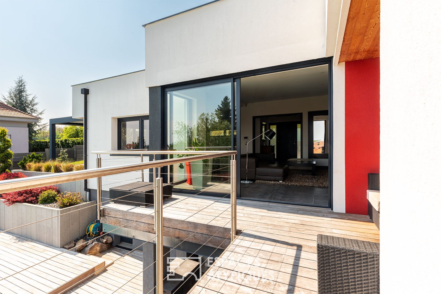 Villa contemporaine avec piscine et vue dégagée
