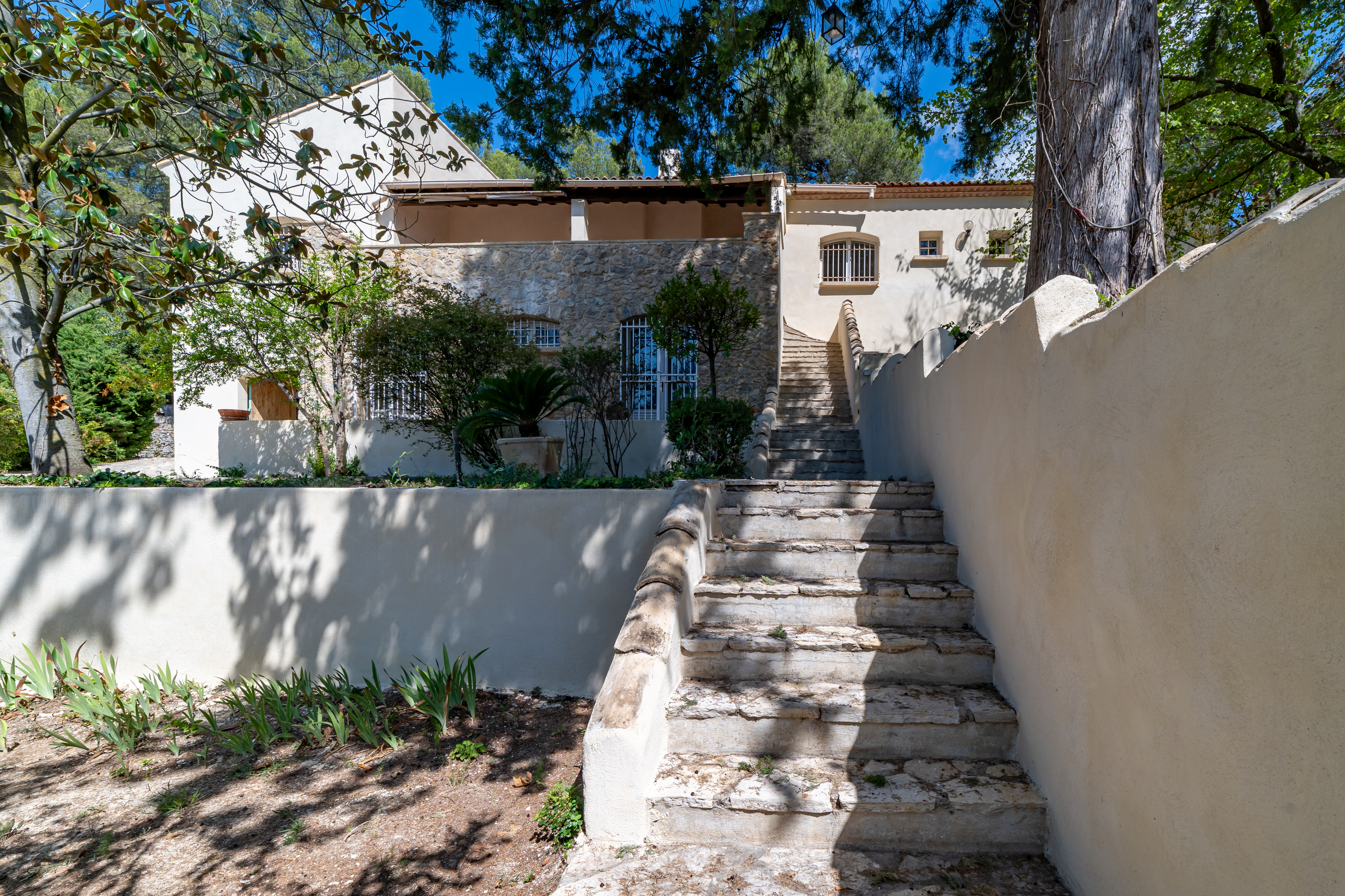 Villa with unobstructed view of the Alpilles and the Tour Magne