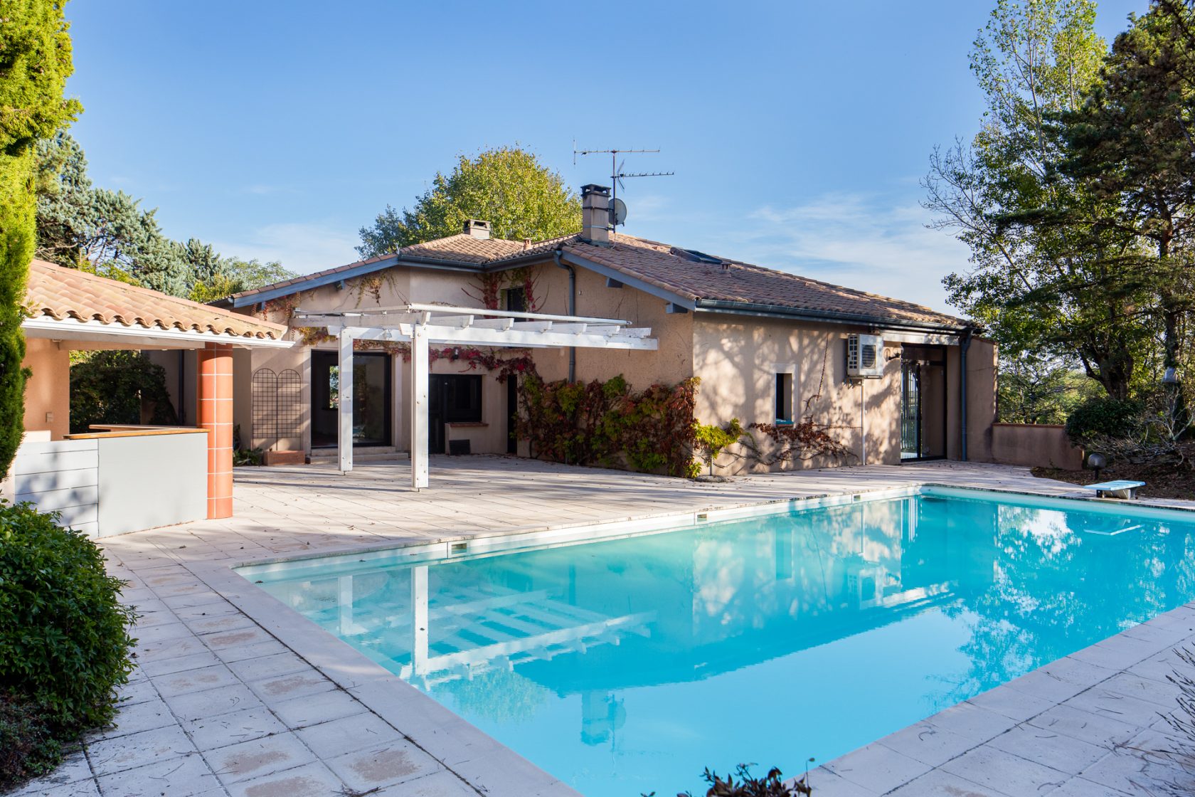 Architect-designed villa on the Montauban hillsides