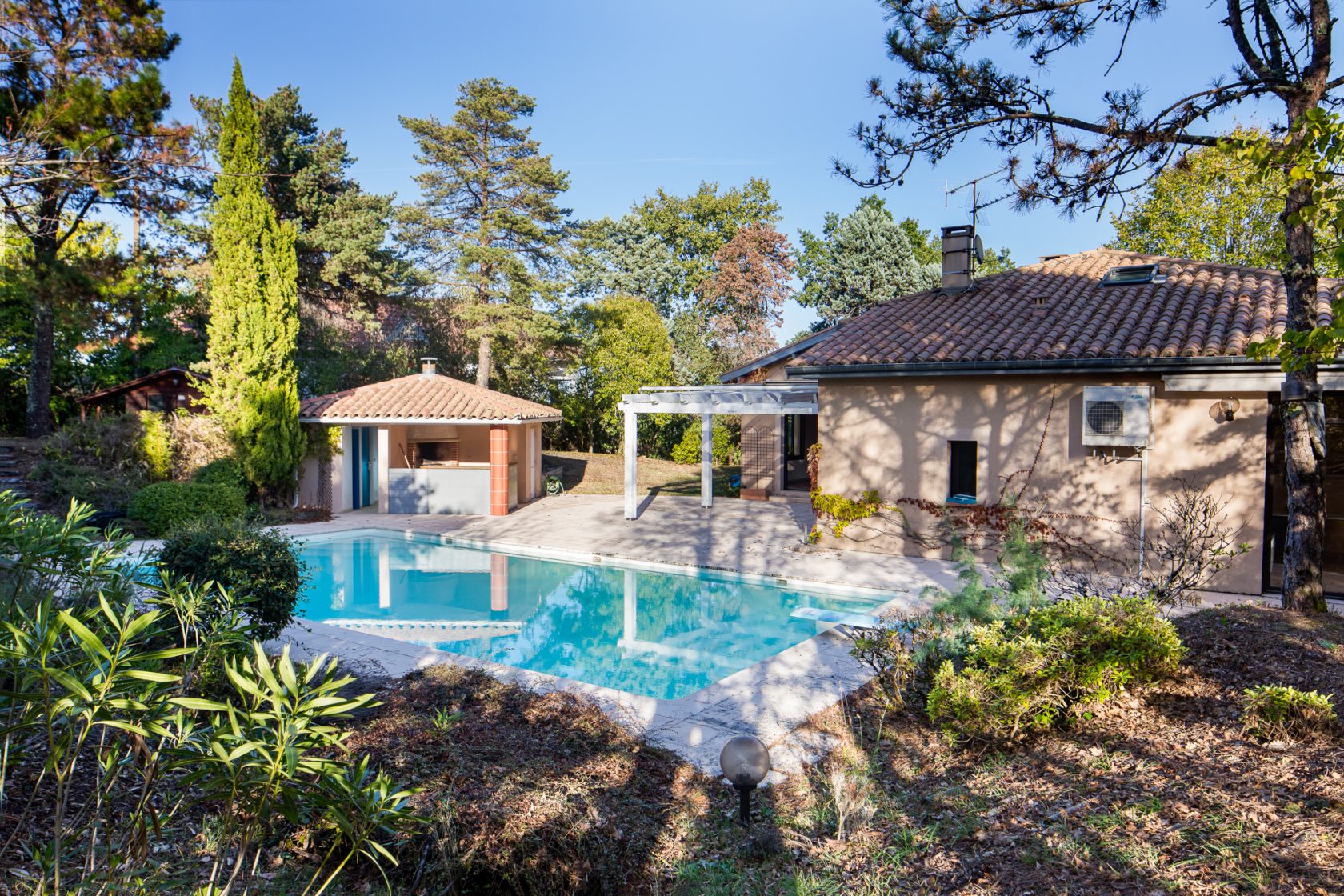 Architect-designed villa on the Montauban hillsides