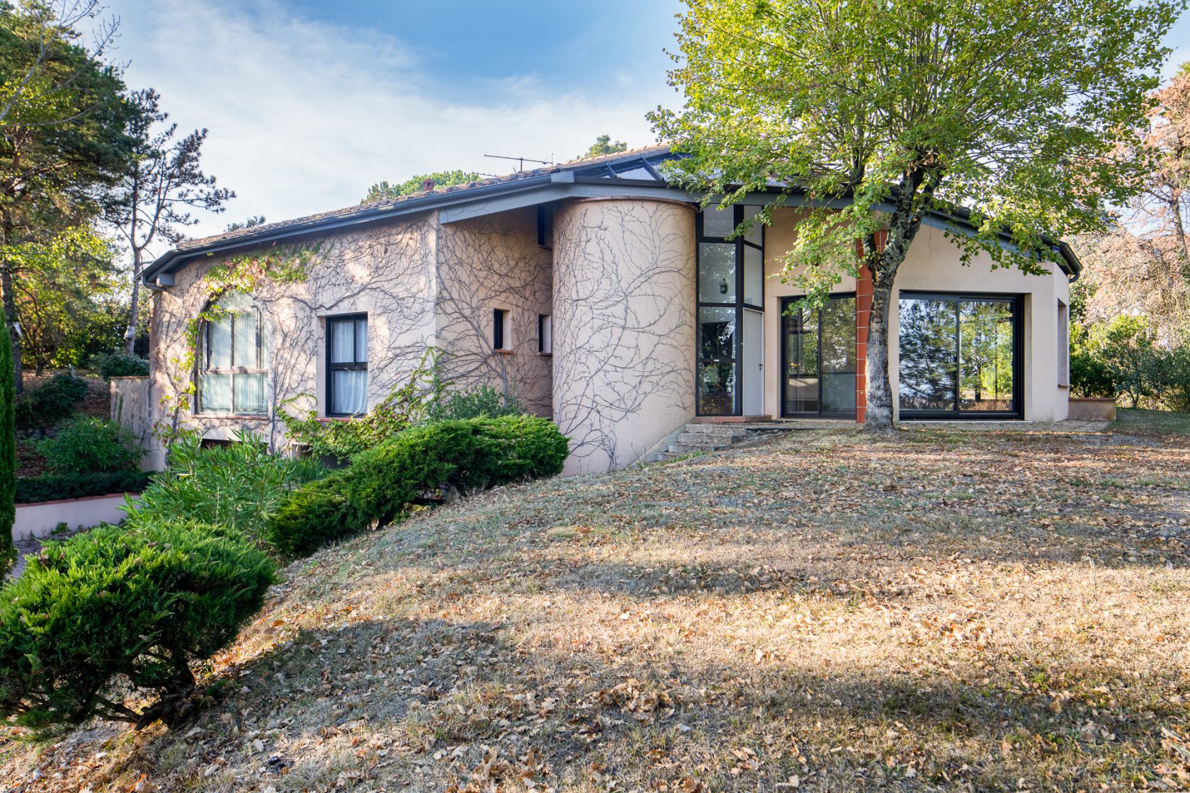 Architect-designed villa on the Montauban hillsides