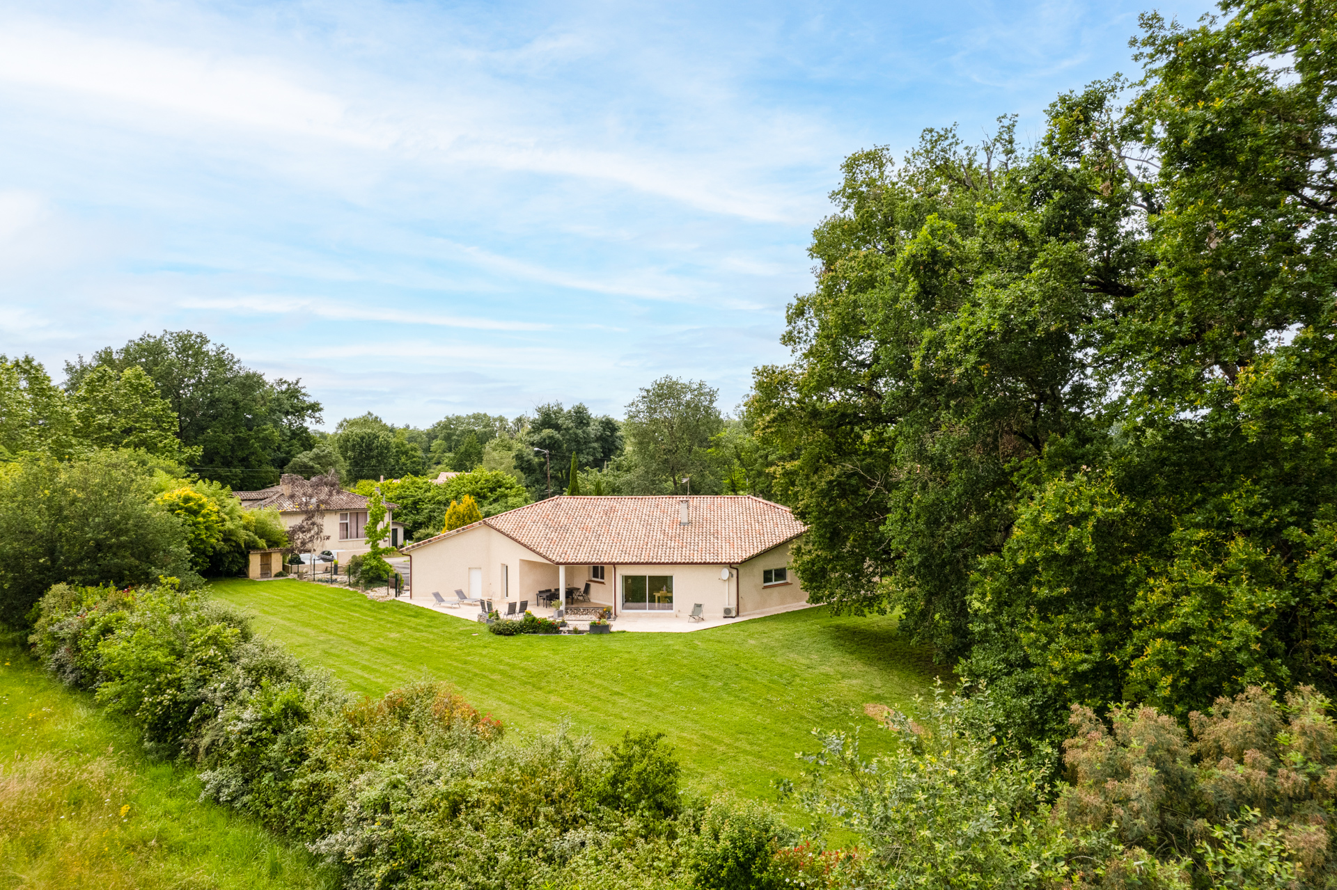 Architect-designed villa and its grounds, just a few minutes from amenities