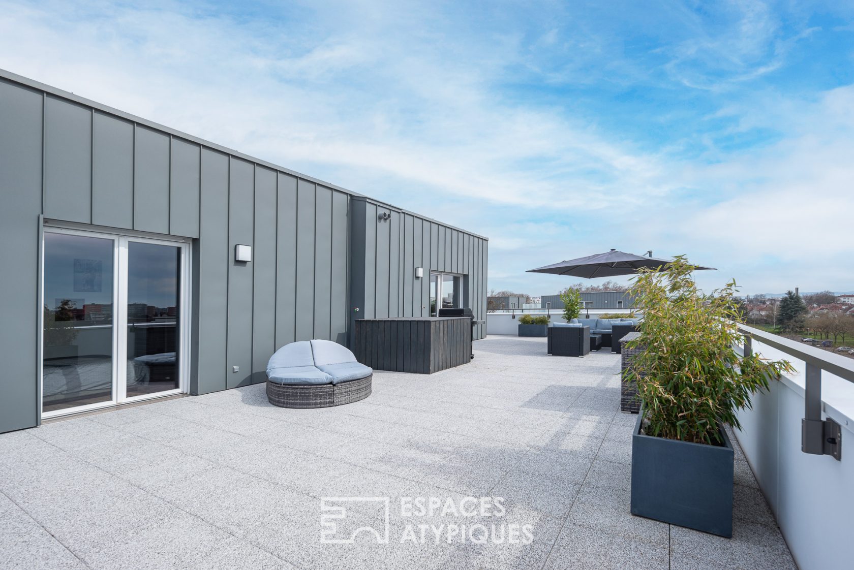 Attique contemporain et son exceptionnelle terrasse