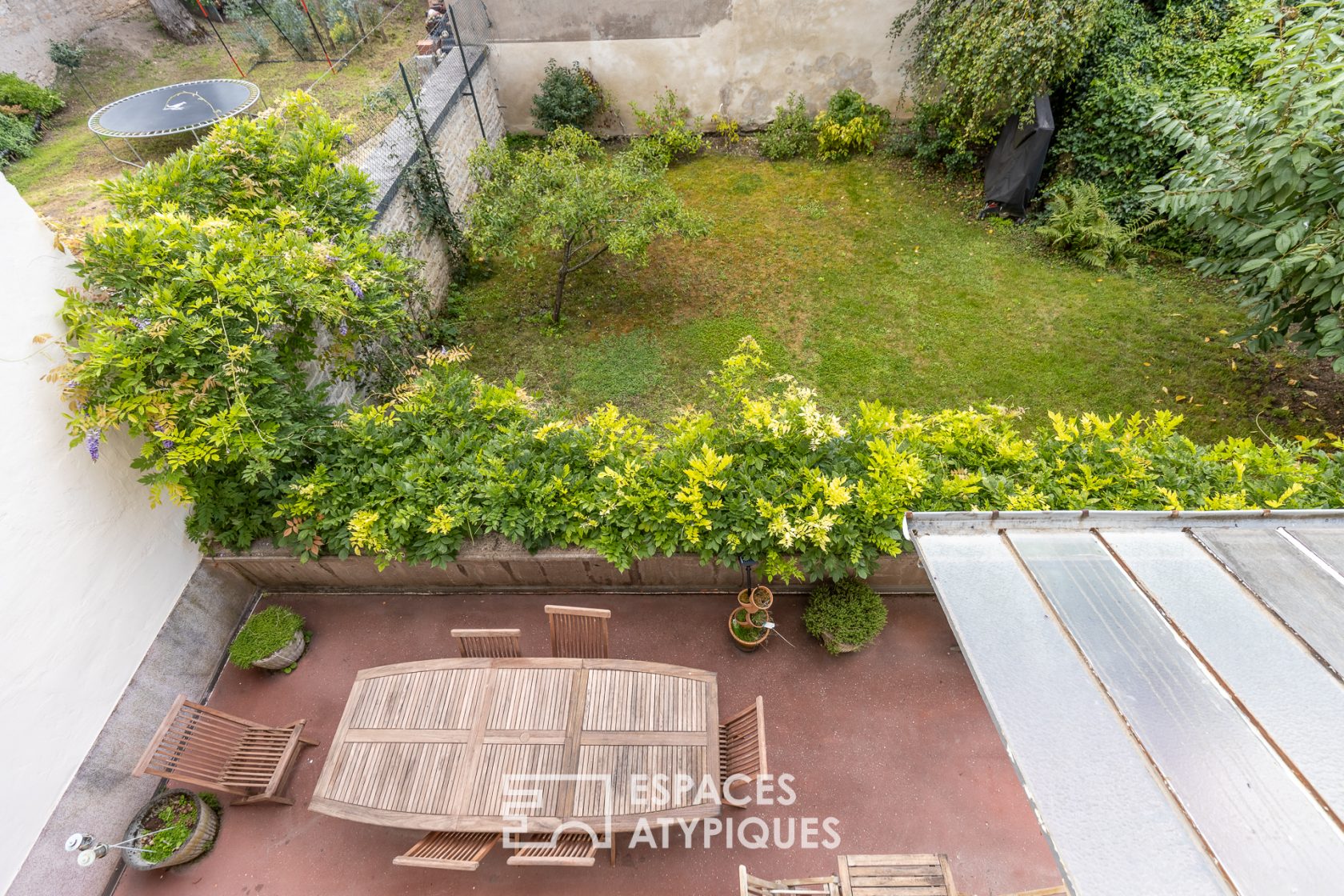 Bourgeois apartment with lush garden