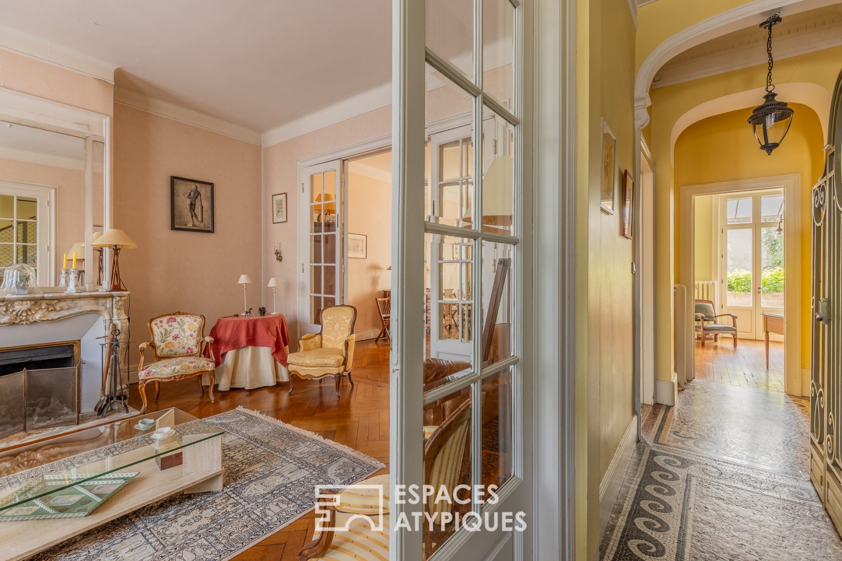 Bourgeois apartment with lush garden