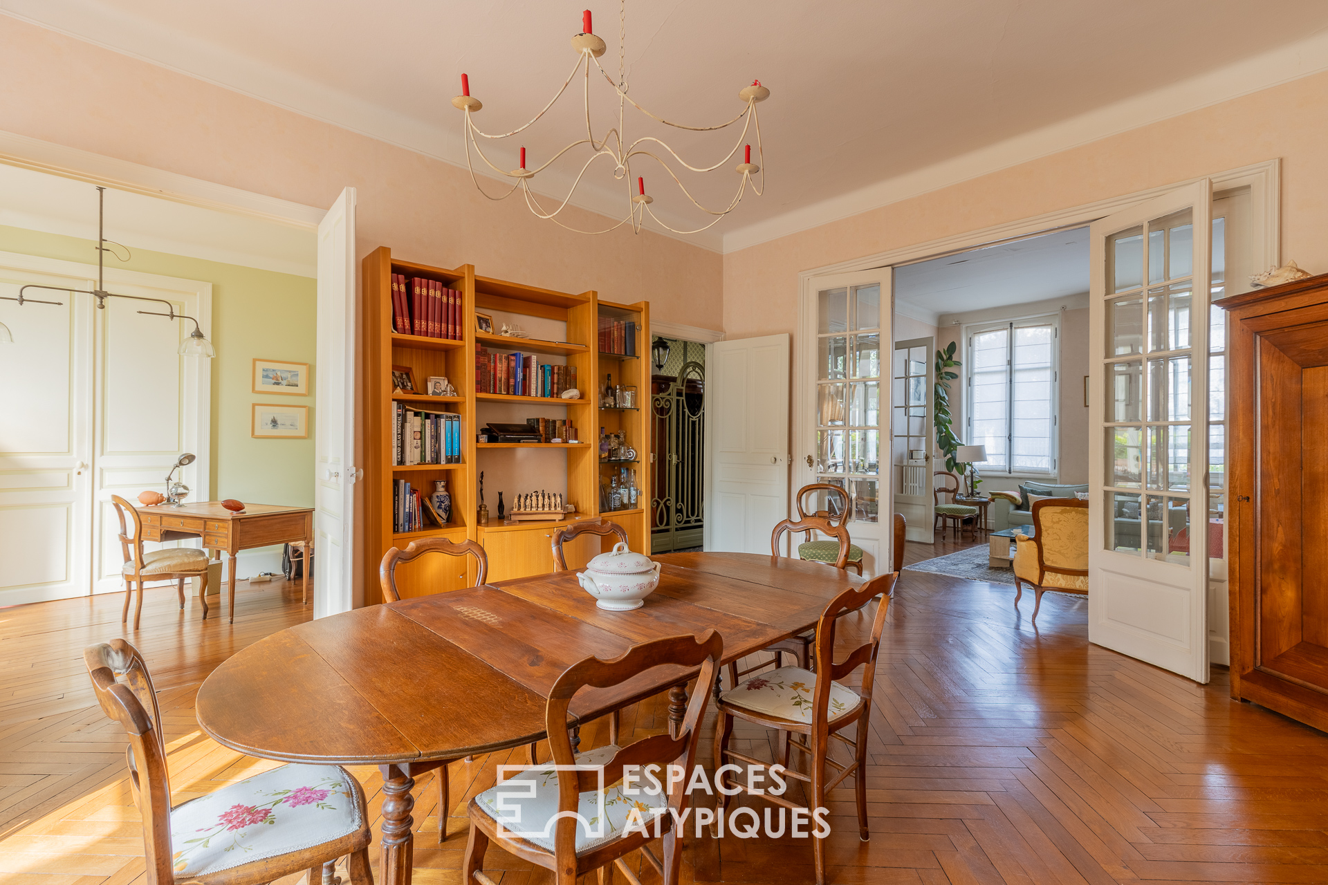 Bourgeois apartment with lush garden