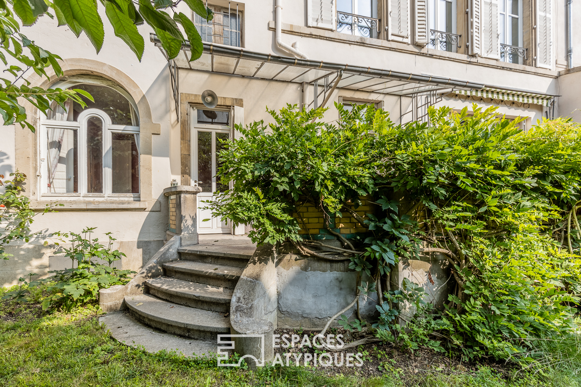 Bourgeois apartment with lush garden