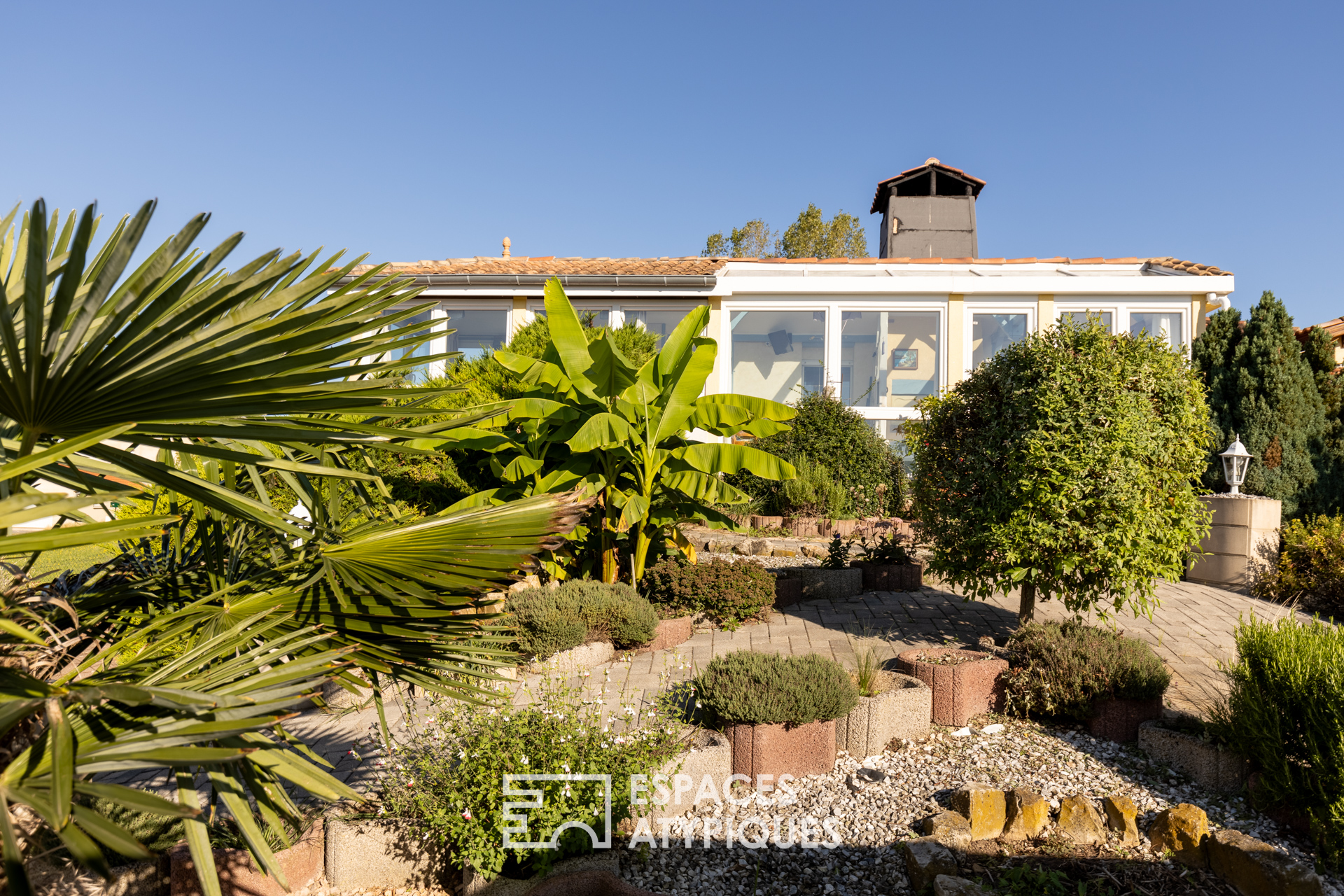 Etonnante « ferme landaise » et son jardin luxuriant