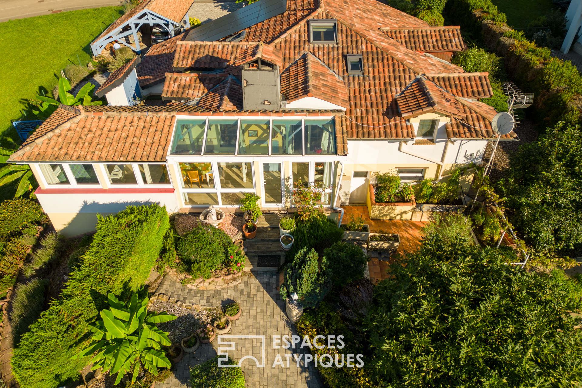 Etonnante « ferme landaise » et son jardin luxuriant