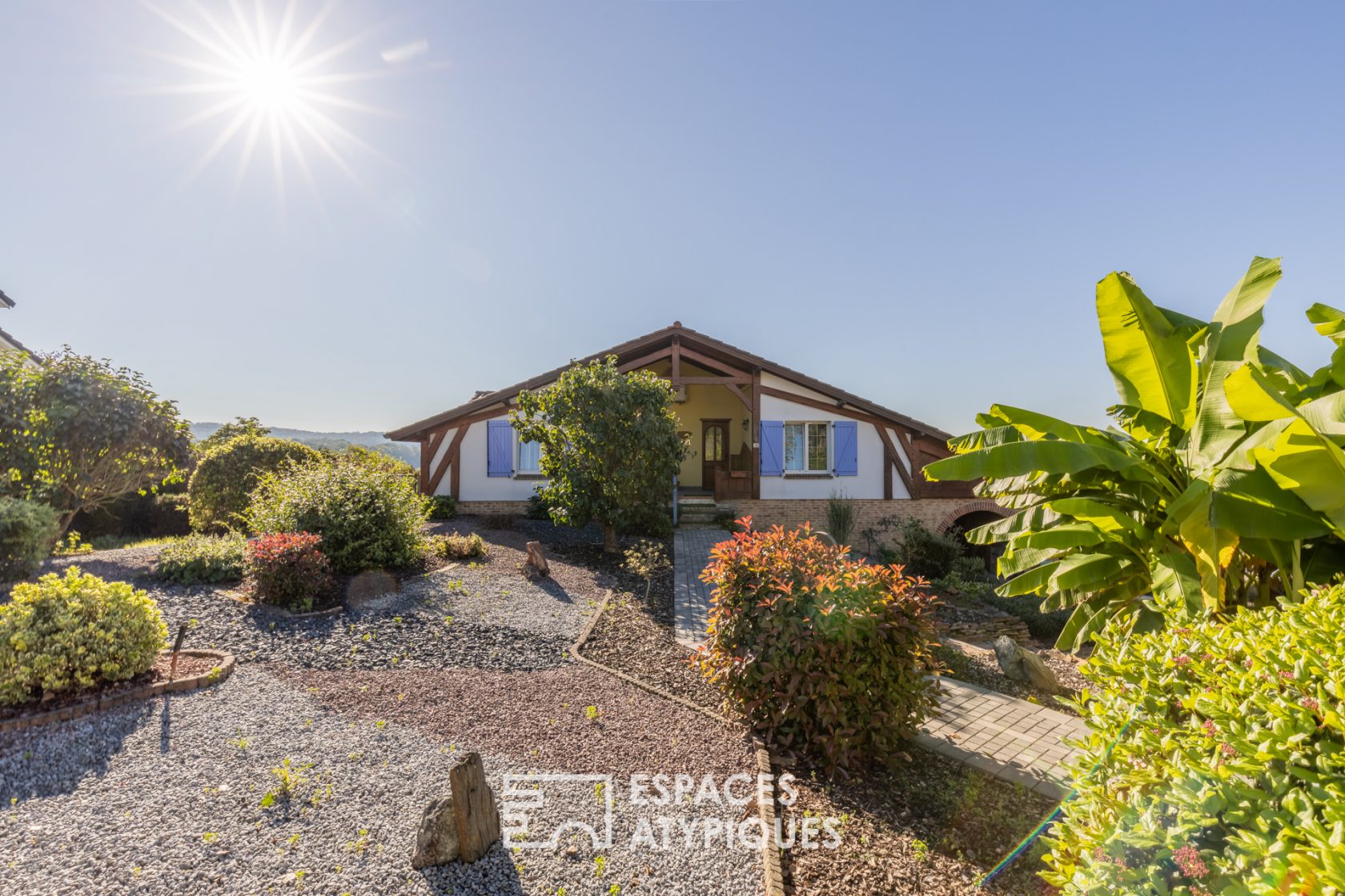 Etonnante « ferme landaise » et son jardin luxuriant