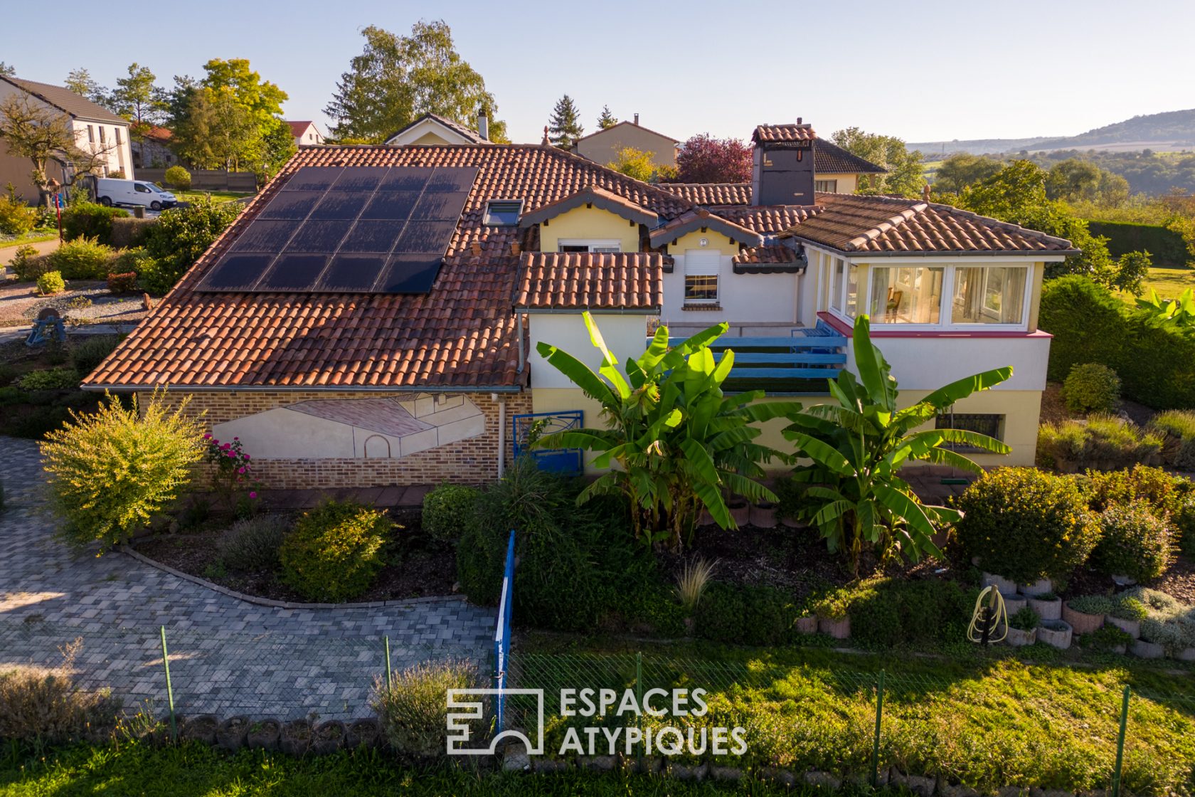 Etonnante « ferme landaise » et son jardin luxuriant