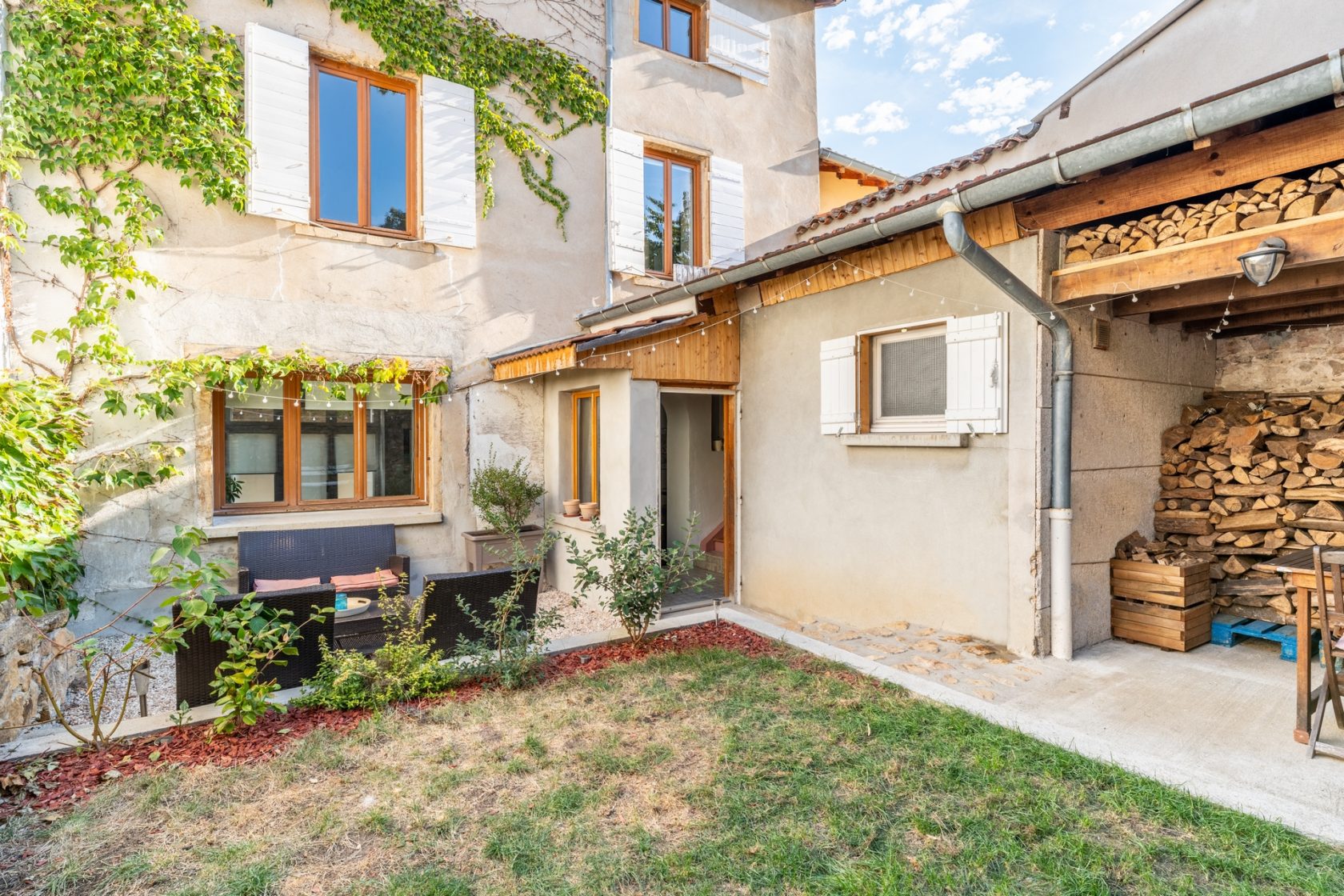 Maison de village avec cour intérieure en pierres