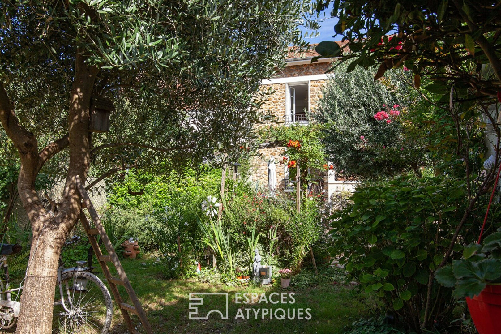 Meulière with landscaped garden