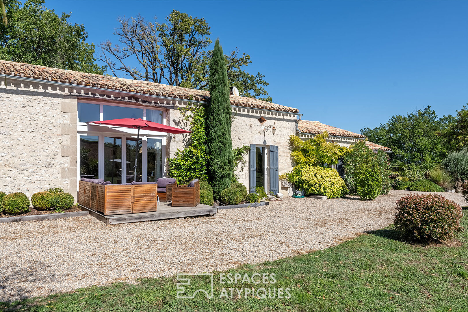 Maison aux ambiances de bord de mer juchée sur son coteau.