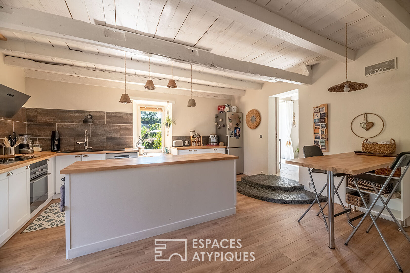 Maison aux ambiances de bord de mer juchée sur son coteau.