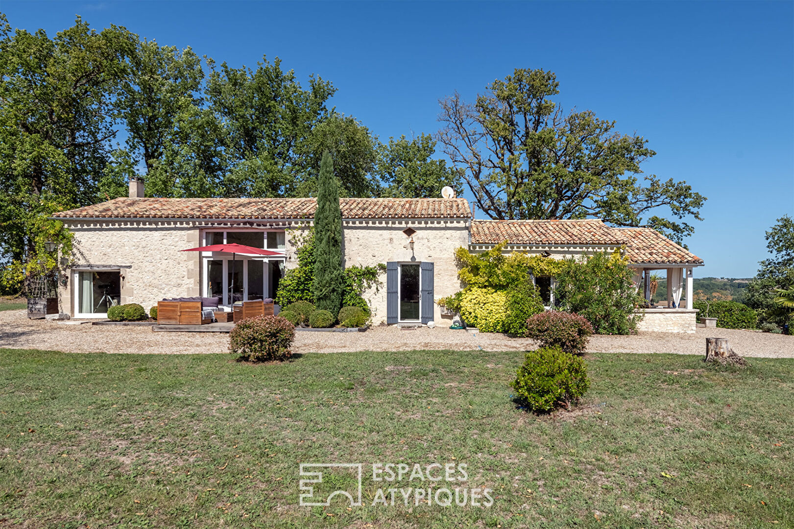 Maison aux ambiances de bord de mer juchée sur son coteau.