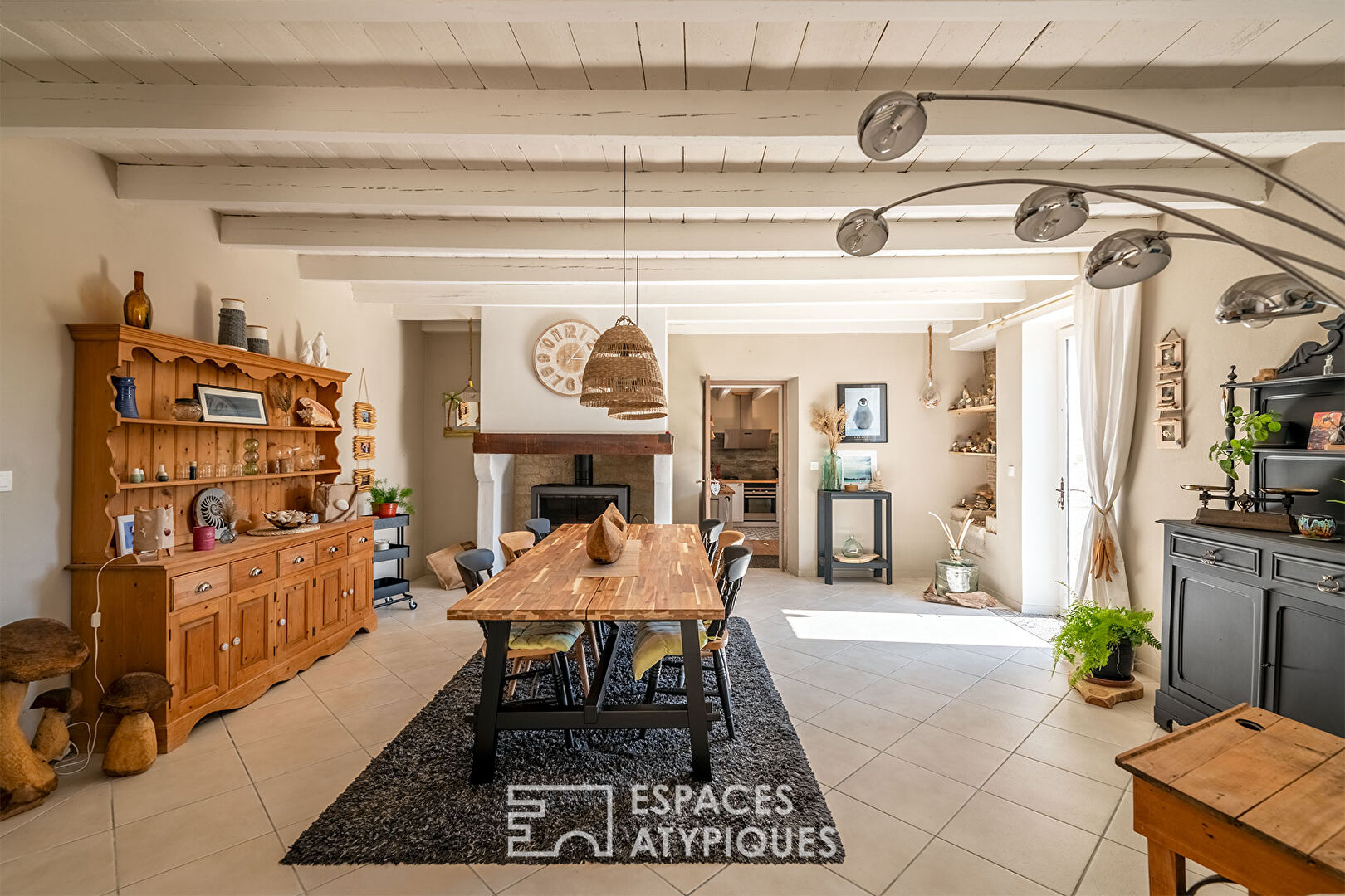 Maison aux ambiances de bord de mer juchée sur son coteau.