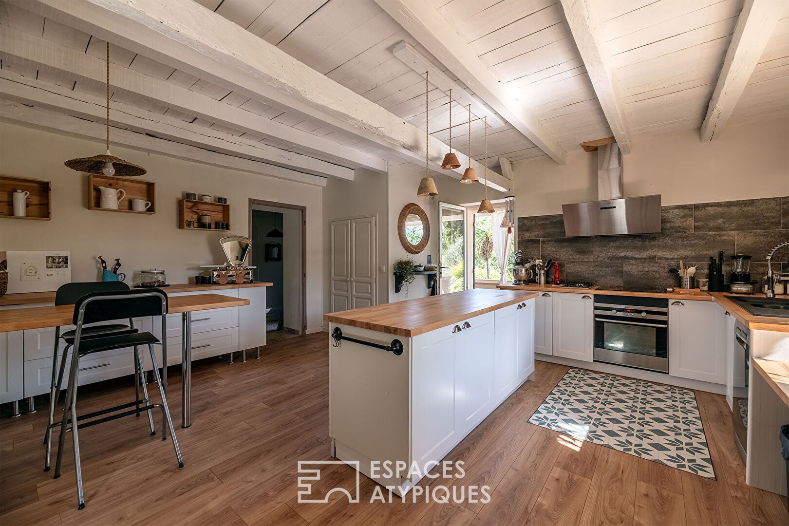 Maison aux ambiances de bord de mer juchée sur son coteau.