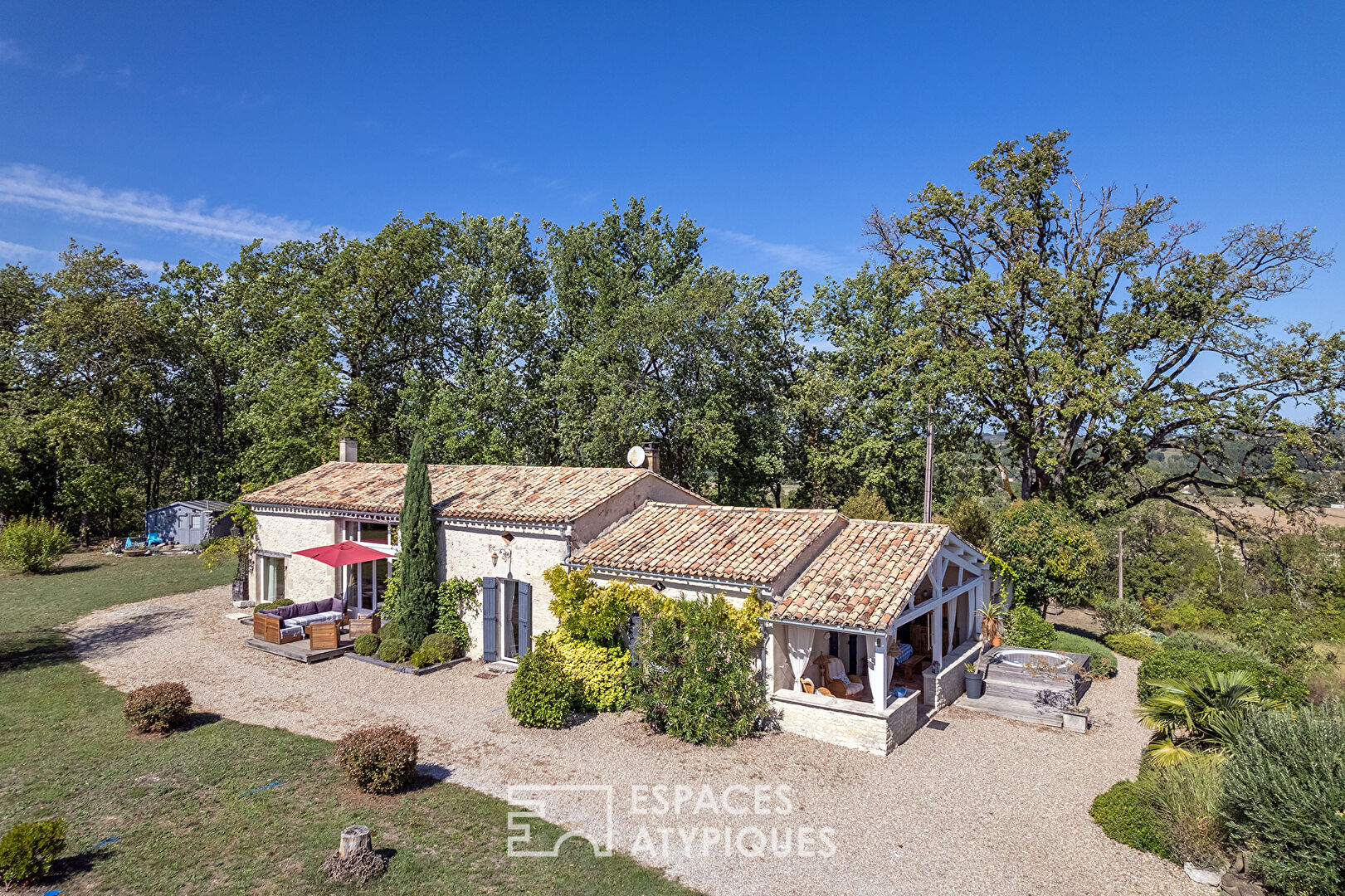 Maison aux ambiances de bord de mer juchée sur son coteau.